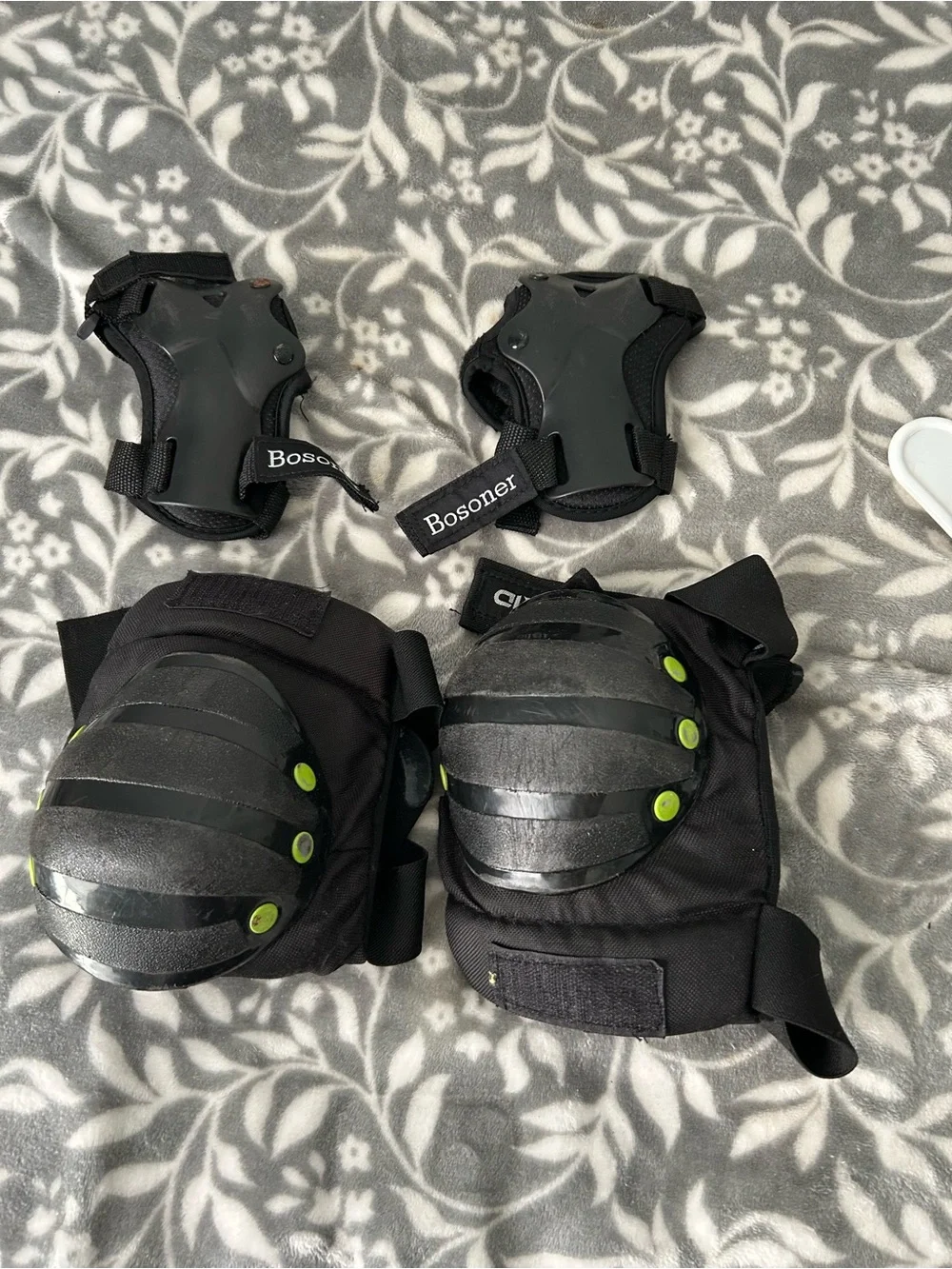 Black Protective Knee and Wrist Pads for VR & AR Accessories